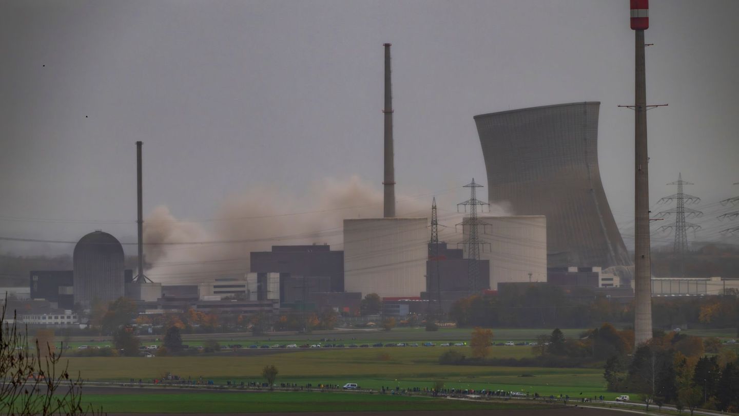 Dismantling of nuclear power plant: cooling towers of Gundremmingen nuclear power plant blown up Dismantling of nuclear power plant: cooling towers of Gundremmingen nuclear power plant blown up