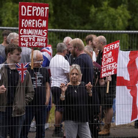In Großbritannien protestierten Menschen vor einem ehemaligen Hotel, in dem mutmaßlich Asylbewerber untergebracht sind