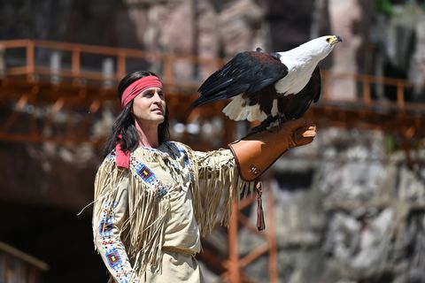 In der Saison 2026 wird Alexander Klaws zum sechsten Mal den Apachenhäuptling Winnetou bei den Karl-May-Spielen in Bad Segeberg