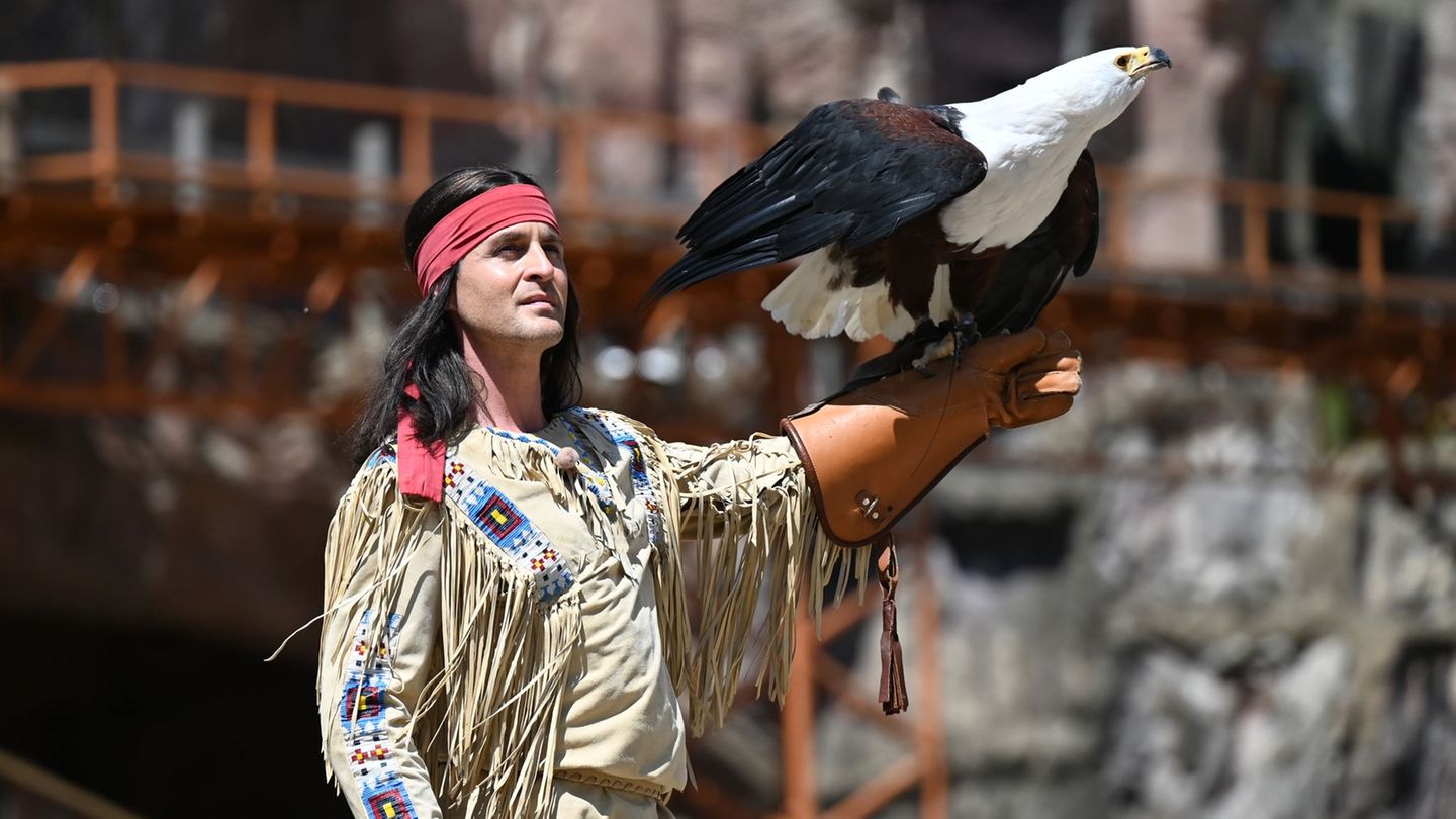 In der Saison 2026 wird Alexander Klaws zum sechsten Mal den Apachenhäuptling Winnetou bei den Karl-May-Spielen in Bad Segeberg  In der Saison 2026 wird Alexander Klaws zum sechsten Mal den Apachenhäuptling Winnetou bei den Karl-May-Spielen in Bad Segeberg