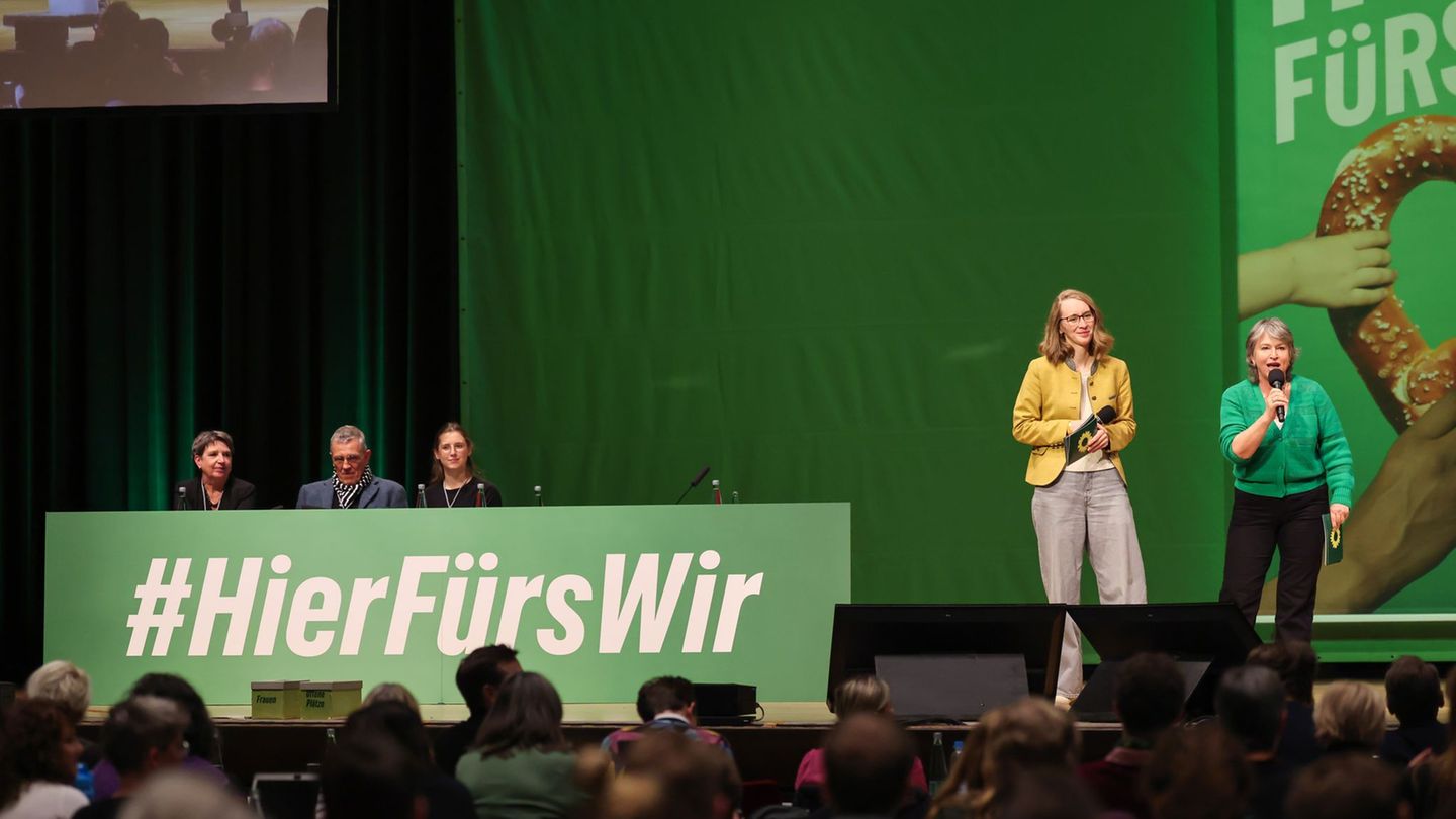 Die beiden bisherigen Landesvorsitzenden Gisela Sengl und Eva Lettenbauer sind auch die künftigen bei Bayerns Grünen. Foto: Dani