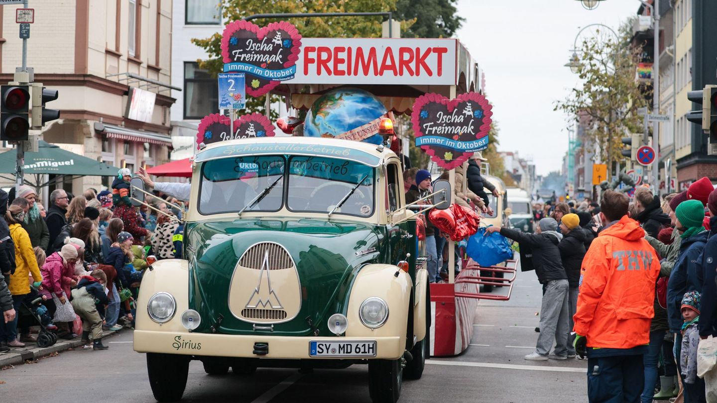 Geschmückte Wagen ziehen beim Freimarktsumzug durch die Bremer Neustadt. Foto: Focke Strangmann/dpa Geschmückte Wagen ziehen beim Freimarktsumzug durch die Bremer Neustadt. Foto: Focke Strangmann/dpa