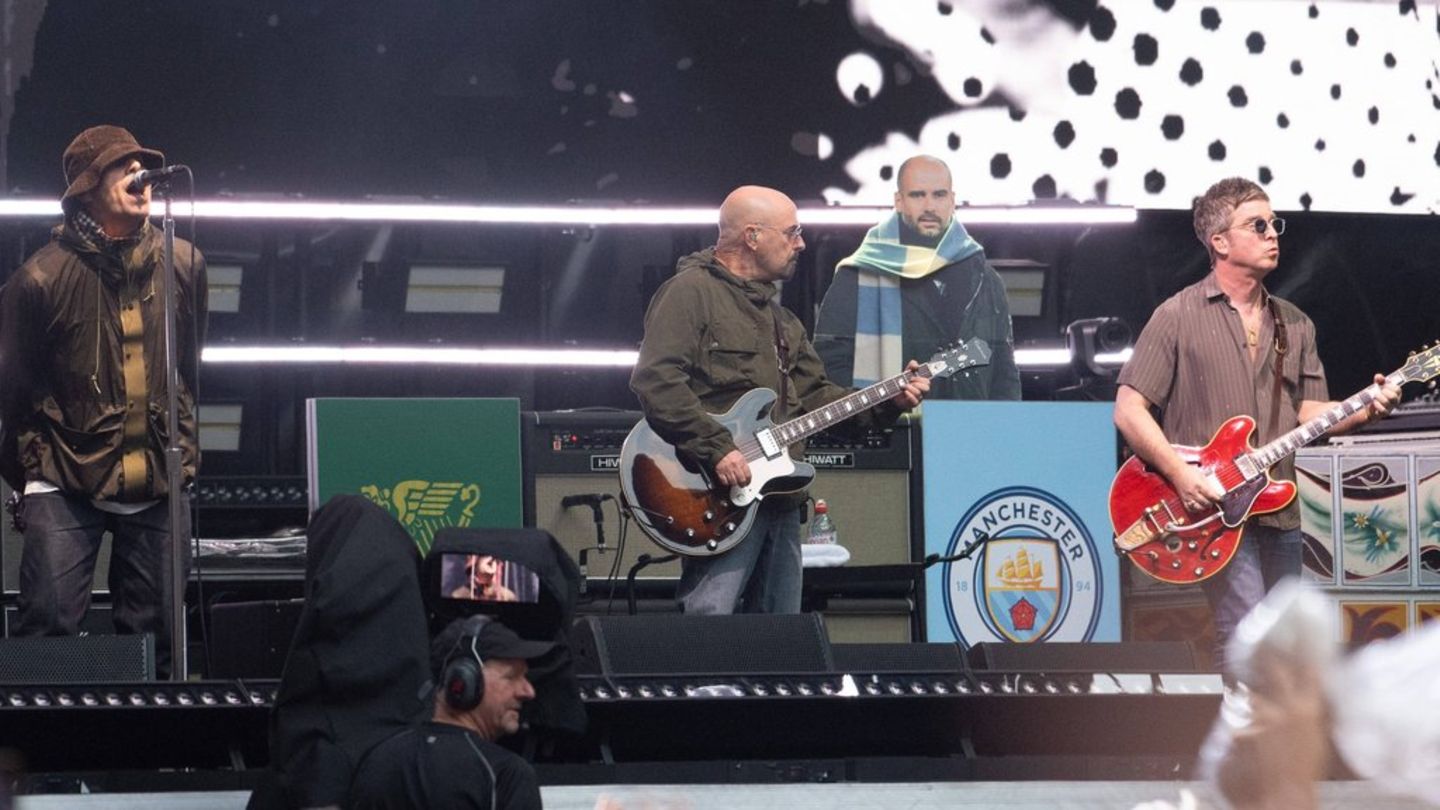 Liam Gallagher (li.) und Noel Gallagher (re.) auf der Bühne in London. Liam Gallagher (li.) und Noel Gallagher (re.) auf der Bühne in London.