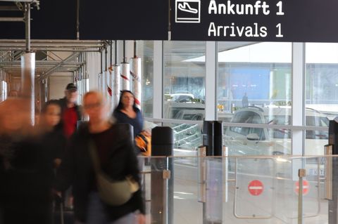 Trotz großen Andrangs gab es an den großen Flughäfen in NRW bislang kaum Verzögerungen. Foto: Sascha Thelen/dpa
