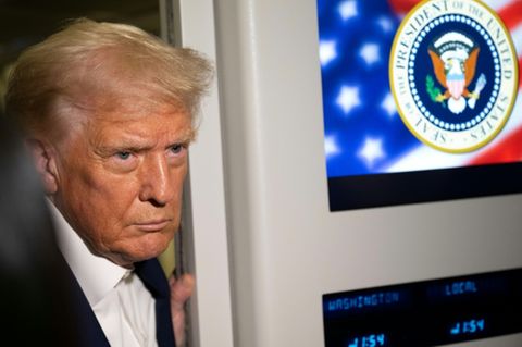 Trump an Bord der Air Force One