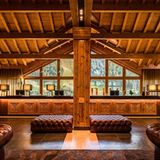 Das kleine Fürstentum Andorra mitten in den Pyrenäen ist vor allem für Wintersport bekannt. Aber zwischen Frankreich und Spanien lässt es sich auch herrlich entspannen, zum Beispiel im Sport Hotel Hermitage. Das 5-Sterne-Resort bietet alles, was das Wellness-Herz begehrt: Spa, Kulinarik und Komfort