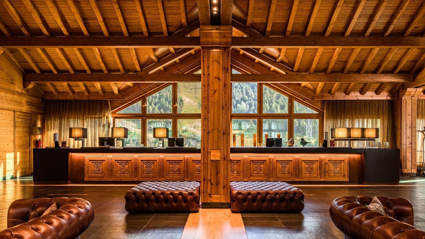 Wellness in Andorra: Sport Hotel Hermitage Das kleine Fürstentum Andorra mitten in den Pyrenäen ist vor allem für Wintersport bekannt. Aber zwischen Frankreich und Spanien lässt es sich auch herrlich entspannen, zum Beispiel im Sport Hotel Hermitage. Das 5-Sterne-Resort bietet alles, was das Wellness-Herz begehrt: Spa, Kulinarik und Komfort