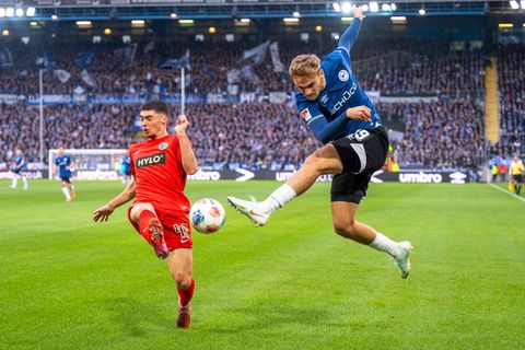 Felix Keidel (l) und die SV Elversberg hatten bei Arminia Bielefeld das Nachsehen. Foto: David Inderlied/dpa