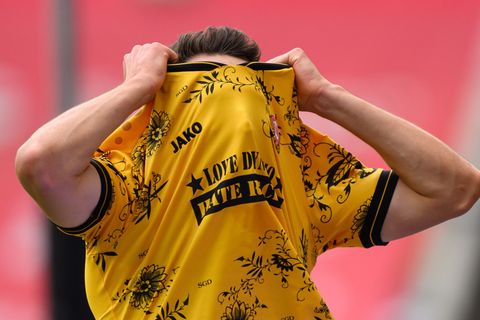 Konrad Faber (Dynamo Dresden) reagiert nach dem Handelfmeter emotional. Foto: Robert Michael/dpa