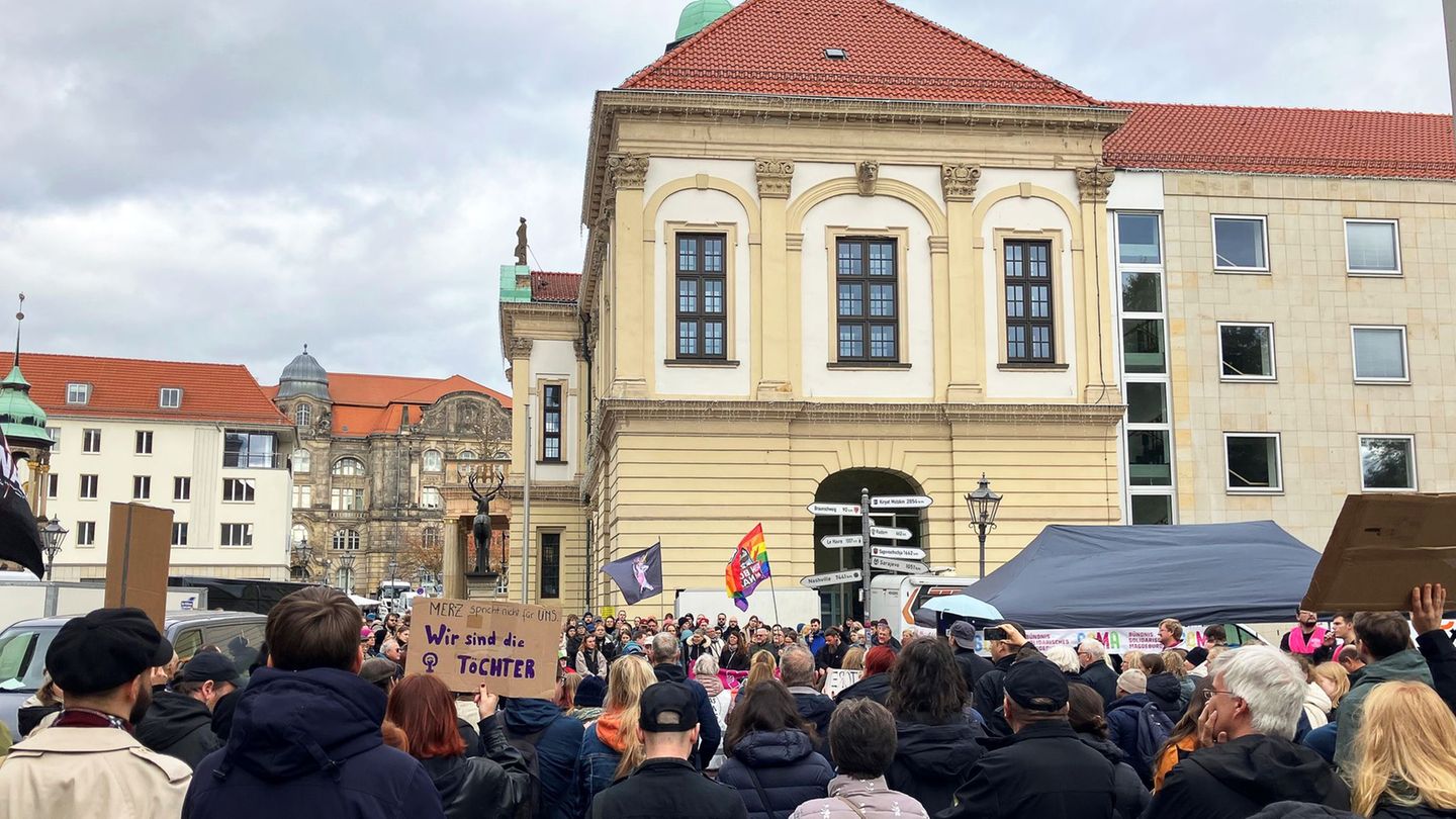 Das Bündnis Solidarisches Magdeburg hatte zur Kundgebung "Wir sind das Stadtbild" eingeladen. Foto: Dörthe Hein/dpa Das Bündnis Solidarisches Magdeburg hatte zur Kundgebung "Wir sind das Stadtbild" eingeladen. Foto: Dörthe Hein/dpa