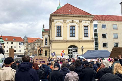 Das Bündnis Solidarisches Magdeburg hatte zur Kundgebung "Wir sind das Stadtbild" eingeladen. Foto: Dörthe Hein/dpa