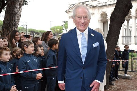 König Charles amüsierte einige Schulkinder bei seinem Besuch in Rom. König Charles amüsierte einige Schulkinder bei seinem Besuch in Rom.