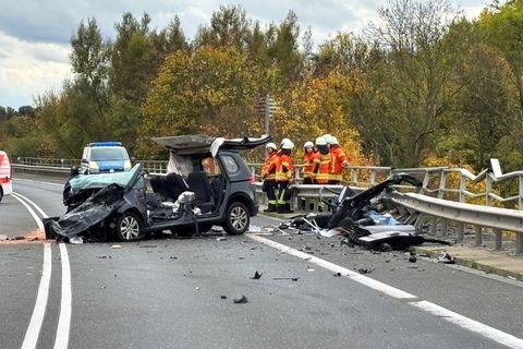 Auf der Bundesstraße 4 hat es einen schweren Unfall gegeben. Foto: Benjamin Müller/dpa Auf der Bundesstraße 4 hat es einen schweren Unfall gegeben. Foto: Benjamin Müller/dpa