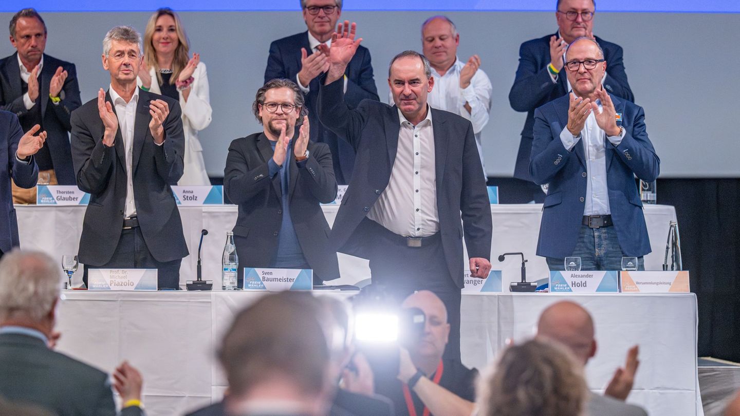 Hubert Aiwanger ist bei der Landesversammlung der Freien Wähler als Vorsitzender im Amt bestätigt worden. Foto: Armin Weigel/dpa Hubert Aiwanger ist bei der Landesversammlung der Freien Wähler als Vorsitzender im Amt bestätigt worden. Foto: Armin Weigel/dpa