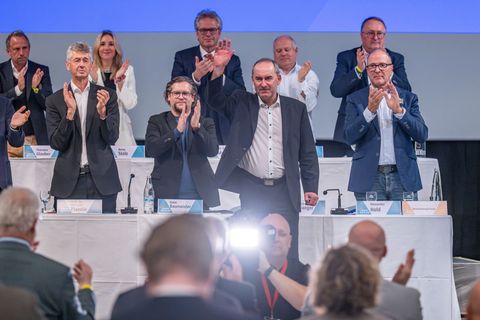 Hubert Aiwanger ist bei der Landesversammlung der Freien Wähler als Vorsitzender im Amt bestätigt worden. Foto: Armin Weigel/dpa