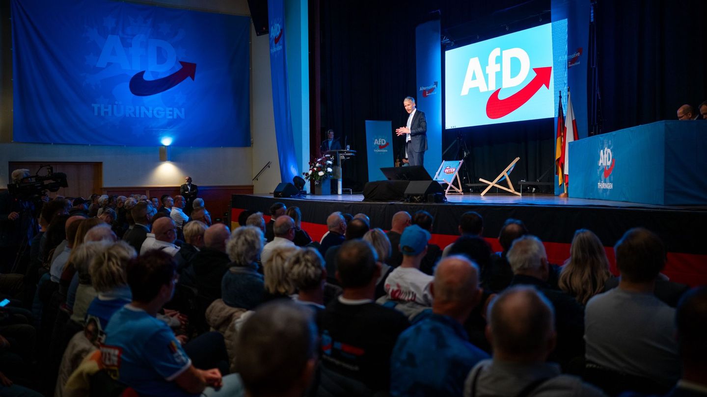 AfD-Parteichef Björn Höcke sieht seine Partei in Thüringen kurz vor der absoluten Mehrheit. Foto: Jacob Schröter/dpa AfD-Parteichef Björn Höcke sieht seine Partei in Thüringen kurz vor der absoluten Mehrheit. Foto: Jacob Schröter/dpa