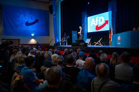 AfD-Parteichef Björn Höcke sieht seine Partei in Thüringen kurz vor der absoluten Mehrheit. Foto: Jacob Schröter/dpa