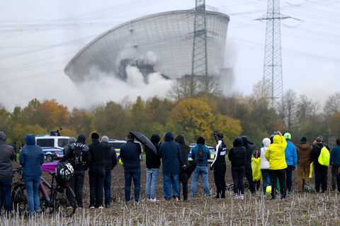 Der zweite Kühlturm des stillgelegten Kernkraftwerkes Gundremmingen stürzt nach der Sprengung zusammen Foto: Sven Hoppe/dpa Der zweite Kühlturm des stillgelegten Kernkraftwerkes Gundremmingen stürzt nach der Sprengung zusammen Foto: Sven Hoppe/dpa
