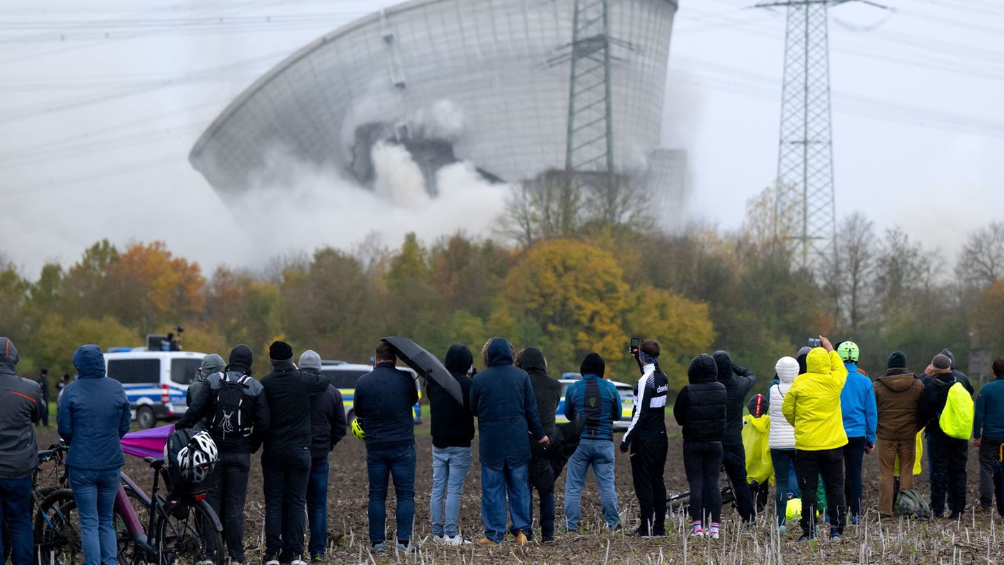 Der zweite Kühlturm des stillgelegten Kernkraftwerkes Gundremmingen stürzt nach der Sprengung zusammen Foto: Sven Hoppe/dpa Der zweite Kühlturm des stillgelegten Kernkraftwerkes Gundremmingen stürzt nach der Sprengung zusammen Foto: Sven Hoppe/dpa