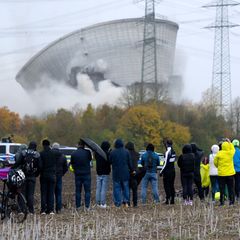 Der zweite Kühlturm des stillgelegten Kernkraftwerkes Gundremmingen stürzt nach der Sprengung zusammen Foto: Sven Hoppe/dpa