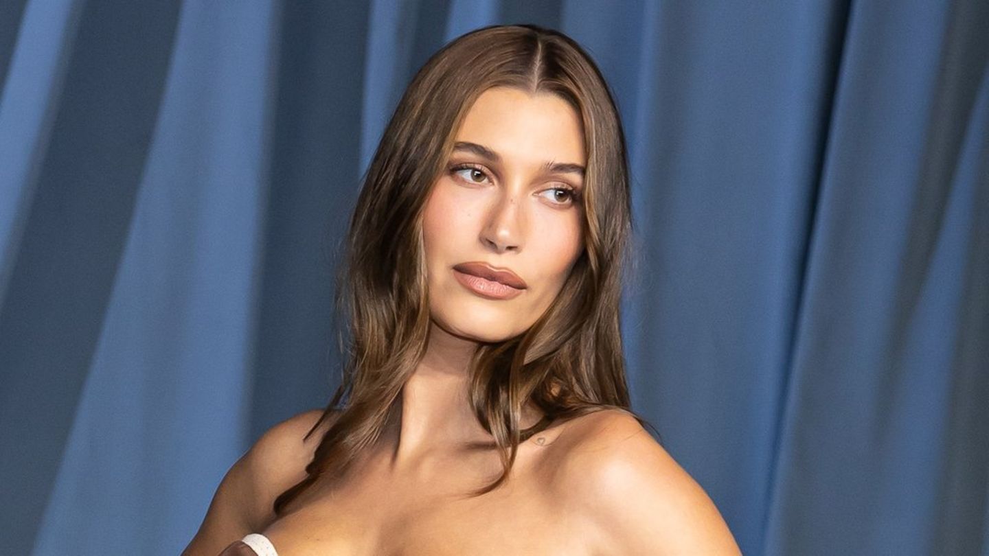 Hailey Bieber achtet strikt auf ihre Hauptpflege. Hailey Bieber achtet strikt auf ihre Hauptpflege.