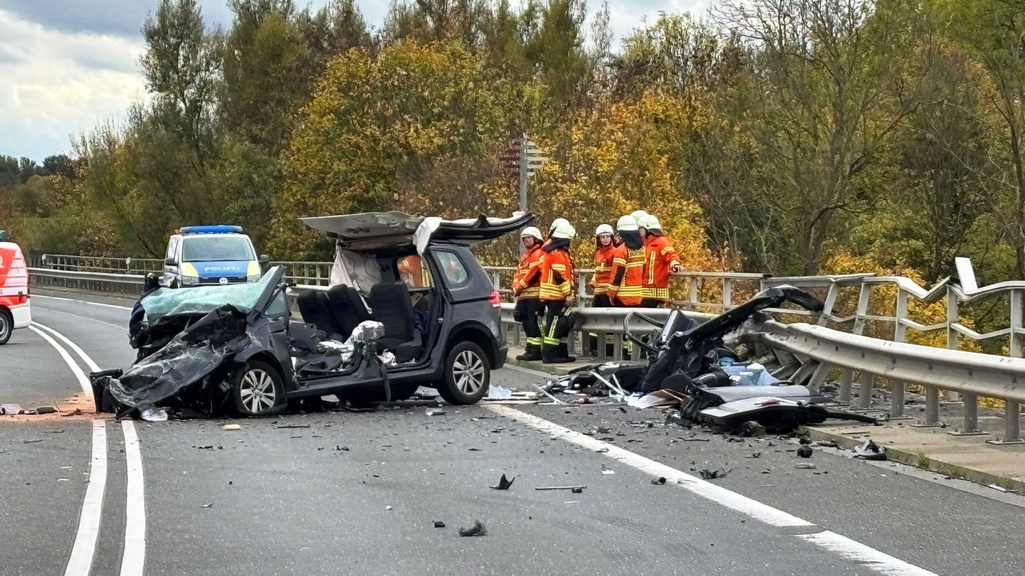 Auf der Bundesstraße 4 hat es einen schweren Unfall gegeben. Foto: Benjamin Müller/dpa Auf der Bundesstraße 4 hat es einen schweren Unfall gegeben. Foto: Benjamin Müller/dpa