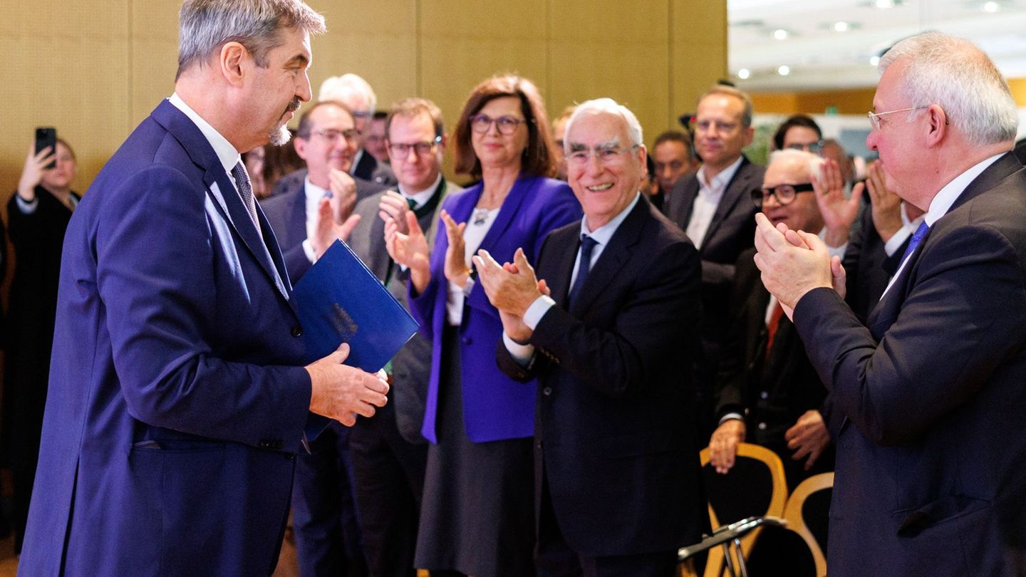 Auch viele ehemalige Spitzenfunktionäre der CSU, etwa "Mr. Euro" Theo Waigel, nahmen an der Feier teil. Foto: Matthias Balk/dpa Auch viele ehemalige Spitzenfunktionäre der CSU, etwa "Mr. Euro" Theo Waigel, nahmen an der Feier teil. Foto: Matthias Balk/dpa