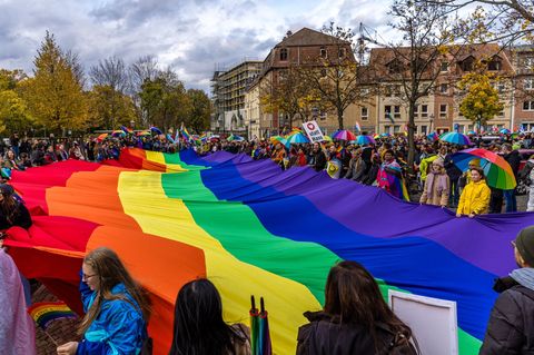 Eine XXL-Regenbogenfahne beim CSD in Cottbus - das Motto des CSD lautete: "Vereint in Frieden und Vielfalt." Foto: Frank Hammers