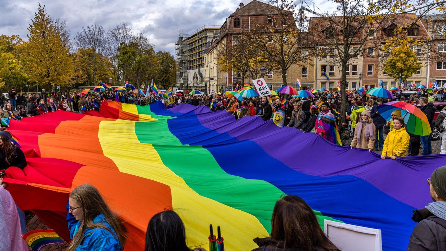Eine XXL-Regenbogenfahne beim CSD in Cottbus - das Motto des CSD lautete: "Vereint in Frieden und Vielfalt." Foto: Frank Hammers Eine XXL-Regenbogenfahne beim CSD in Cottbus - das Motto des CSD lautete: "Vereint in Frieden und Vielfalt." Foto: Frank Hammers