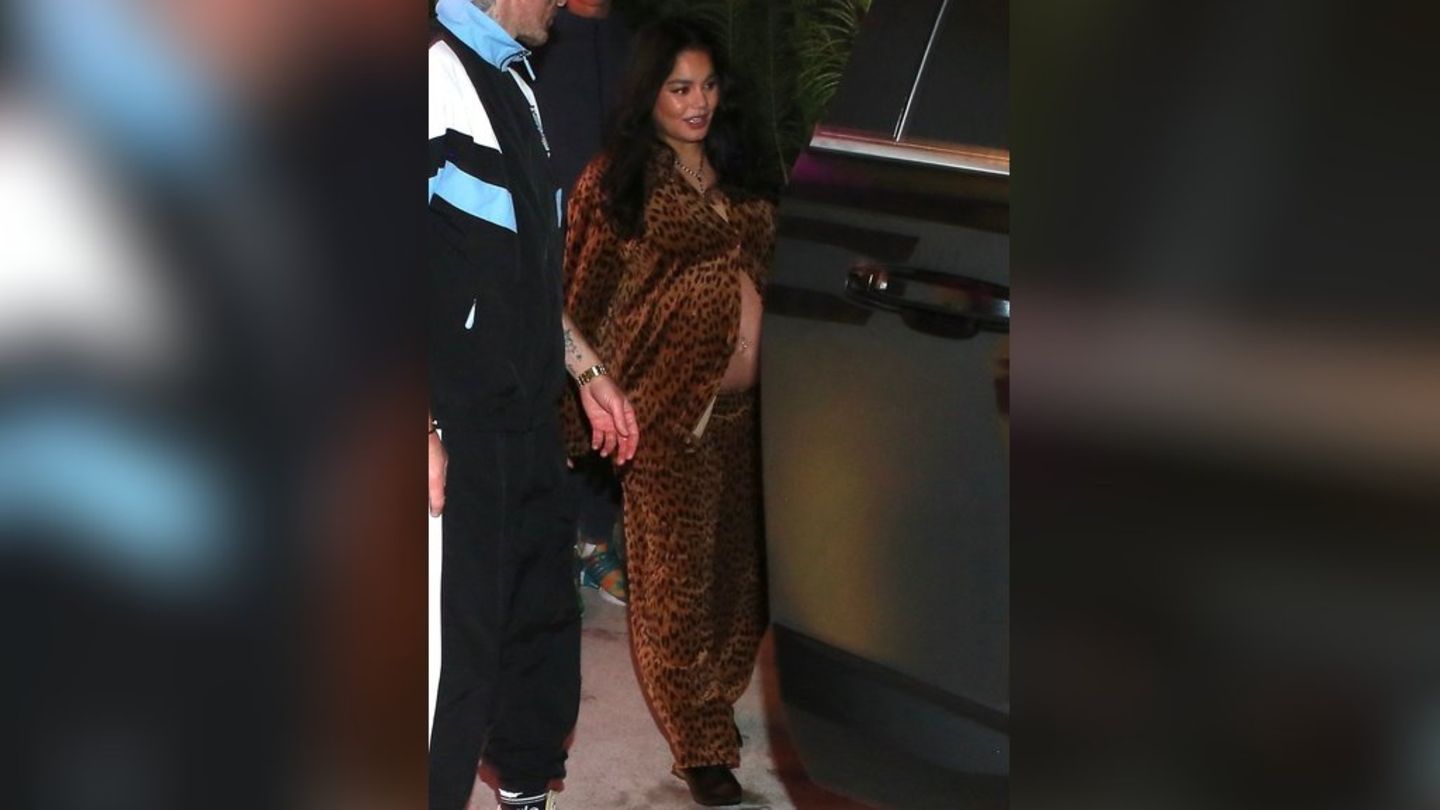 Vanessa Hudgens: Heavily pregnant and in Leo at the Halloween party Vanessa Hudgens: Heavily pregnant and in Leo at the Halloween party
