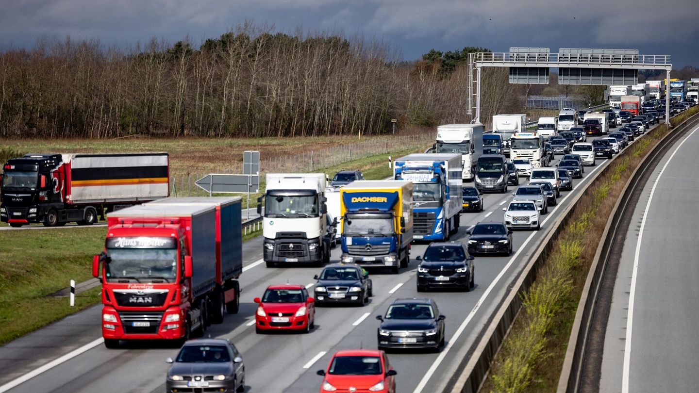 Bauarbeiten behindern an diesem Wochenende den Verkehr auf der A7 in Richtung Flensburg. (Archivbild) Foto: Axel Heimken/dpa Bauarbeiten behindern an diesem Wochenende den Verkehr auf der A7 in Richtung Flensburg. (Archivbild) Foto: Axel Heimken/dpa