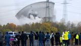 Gundremmingen, Deutschland. Der zweite Kühlturm des stillgelegten Kernkraftwerkes stürzt nach seiner Sprengung zusammen. Damit verschwinden die "Wahrzeichen" des vor knapp vier Jahren stillgelegten Atomkraftwerks