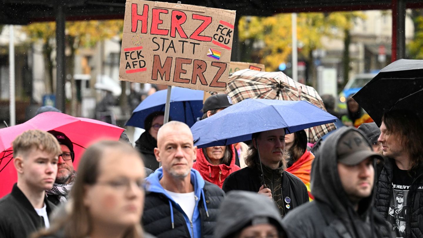 Mit Regenschirmen und selbstgebastelten Transparenten versammelten sich die Demonstranten auf dem Neheimer Markt. Foto: Roberto  Mit Regenschirmen und selbstgebastelten Transparenten versammelten sich die Demonstranten auf dem Neheimer Markt. Foto: Roberto