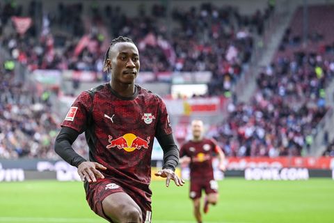 Der 18-jährige Yan Diamonde jubelt nach seinem ersten Bundesliga-Tor. Foto: Harry Langer/dpa