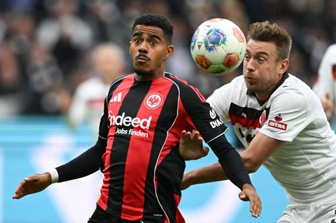 Lieferten sich ein umkämpftes Duell: Eintracht Frankfurt um Ansgar Knauff (l) und der FC St. Pauli um Hauke Wahl (r). Foto: Arne