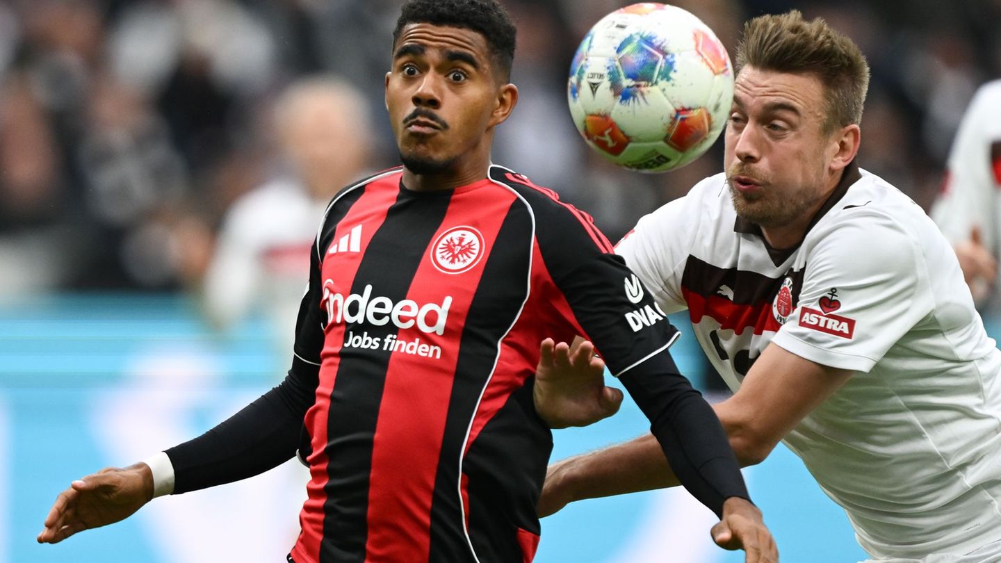 Lieferten sich ein umkämpftes Duell: Eintracht Frankfurt um Ansgar Knauff (l) und der FC St. Pauli um Hauke Wahl (r). Foto: Arne Lieferten sich ein umkämpftes Duell: Eintracht Frankfurt um Ansgar Knauff (l) und der FC St. Pauli um Hauke Wahl (r). Foto: Arne