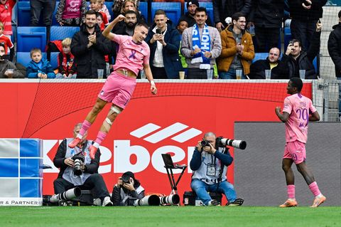 Torschütze Tim Lemperle (l.) jubelt nach seinem Tor gegen Heidenheim. Foto: Uwe Anspach/dpa