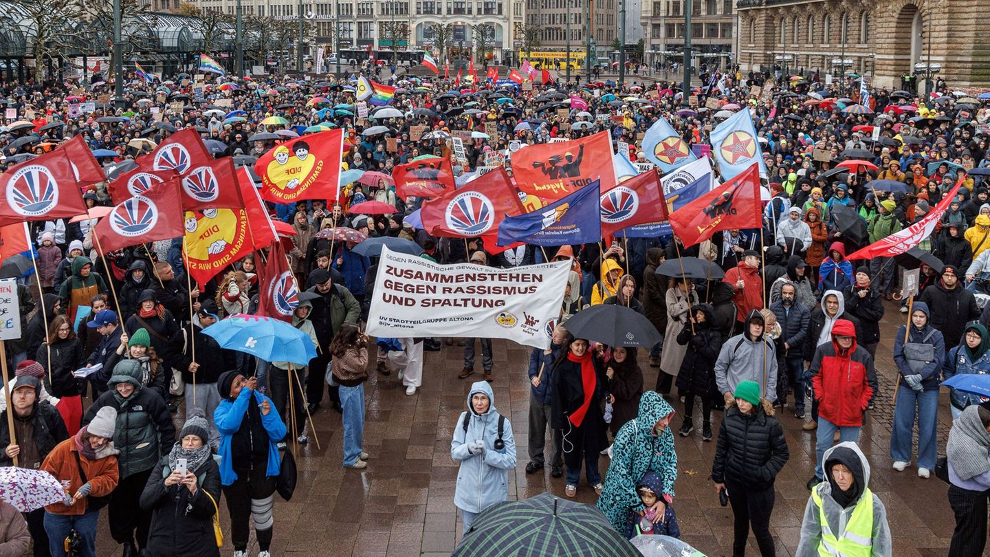 Rund 2.600 Menschen demonstrieren in Hamburg gegen die Äußerungen von Bundeskanzler Merz zum Stadtbild. Foto: Markus Scholz/dpa Rund 2.600 Menschen demonstrieren in Hamburg gegen die Äußerungen von Bundeskanzler Merz zum Stadtbild. Foto: Markus Scholz/dpa