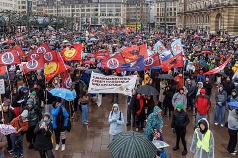 Rund 2.600 Menschen demonstrieren in Hamburg gegen die Äußerungen von Bundeskanzler Merz zum Stadtbild. Foto: Markus Scholz/dpa