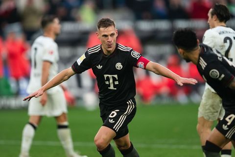 Bayerns Joshua Kimmich jubelt über sein Führungstor in Mönchengladbach. Foto: Marius Becker/dpa Bayerns Joshua Kimmich jubelt über sein Führungstor in Mönchengladbach. Foto: Marius Becker/dpa