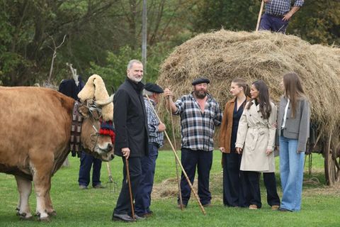Felipe VI. (li.) mit seinen Töchtern und seine Frau in der Gemeinde Valdesoto. Felipe VI. (li.) mit seinen Töchtern und seine Frau in der Gemeinde Valdesoto.