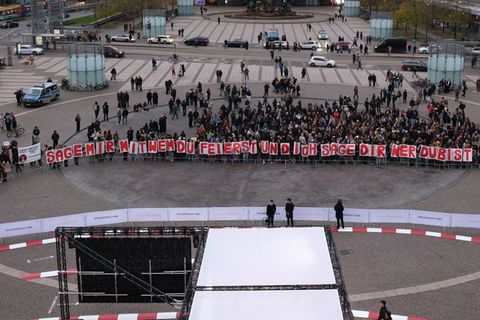 Vor der Leipziger Oper haben mehrere Menschen gegen die Einladung von Rammstein-Sänger Till Lindemann zum Opernball demonstriert