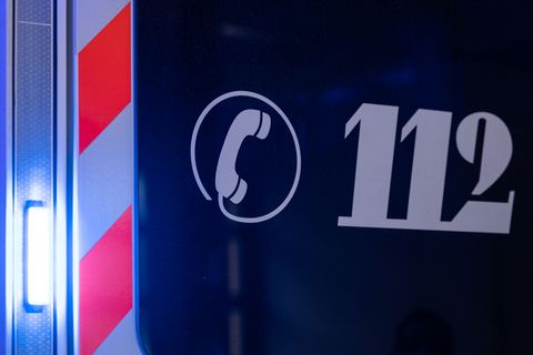 Die Feuerwehr musste eine Frau aus ihrem Wagen befreien. (Symbolbild) Foto: Hannes P Albert/dpa