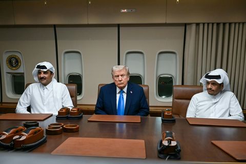 Trump mit der Führung des Emirats Katar in seiner Präsidentenmaschine