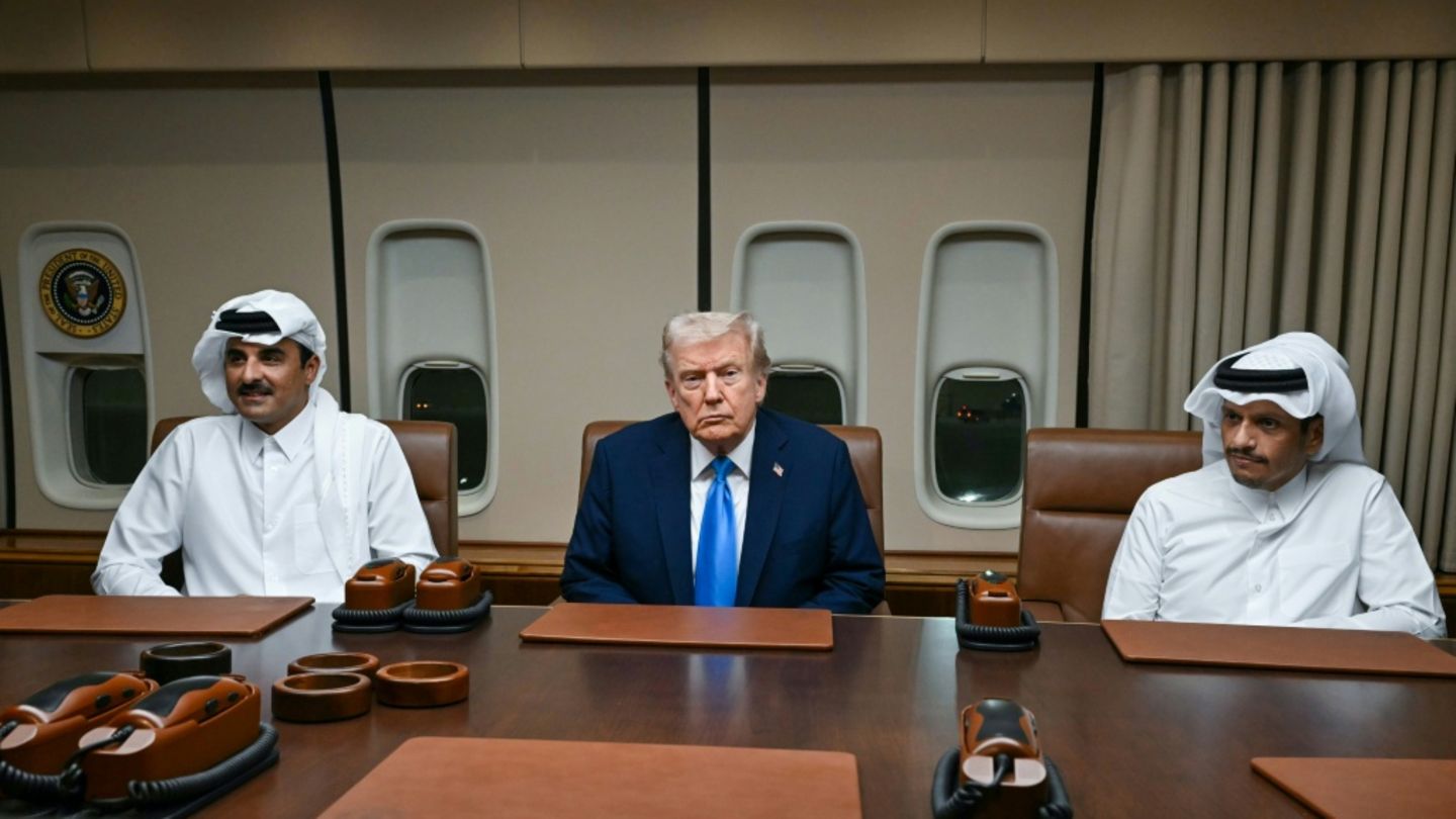 Trump mit der Führung des Emirats Katar in seiner Präsidentenmaschine Trump mit der Führung des Emirats Katar in seiner Präsidentenmaschine