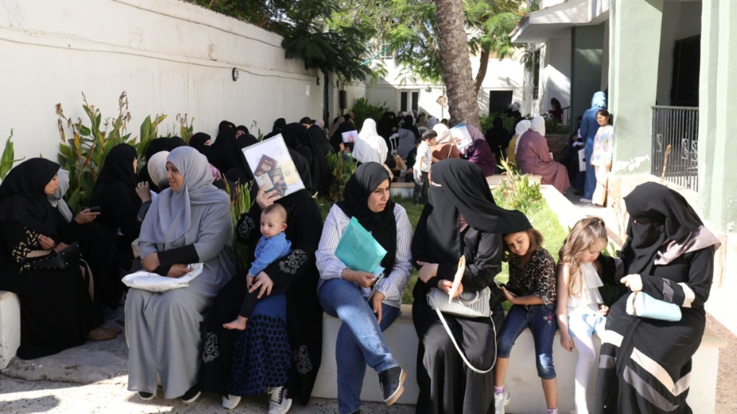 Syrerinnen stehen in Libyen für kostenlose Rückflugtickets an Syrerinnen stehen in Libyen für kostenlose Rückflugtickets an