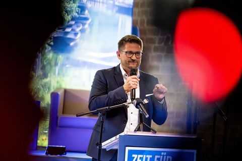 Der AfD-Landesvorsitzende René Springer macht Wahlkampf vor der Oberbürgermeisterwahl in Brandenburg an der Havel. Foto: Fabian