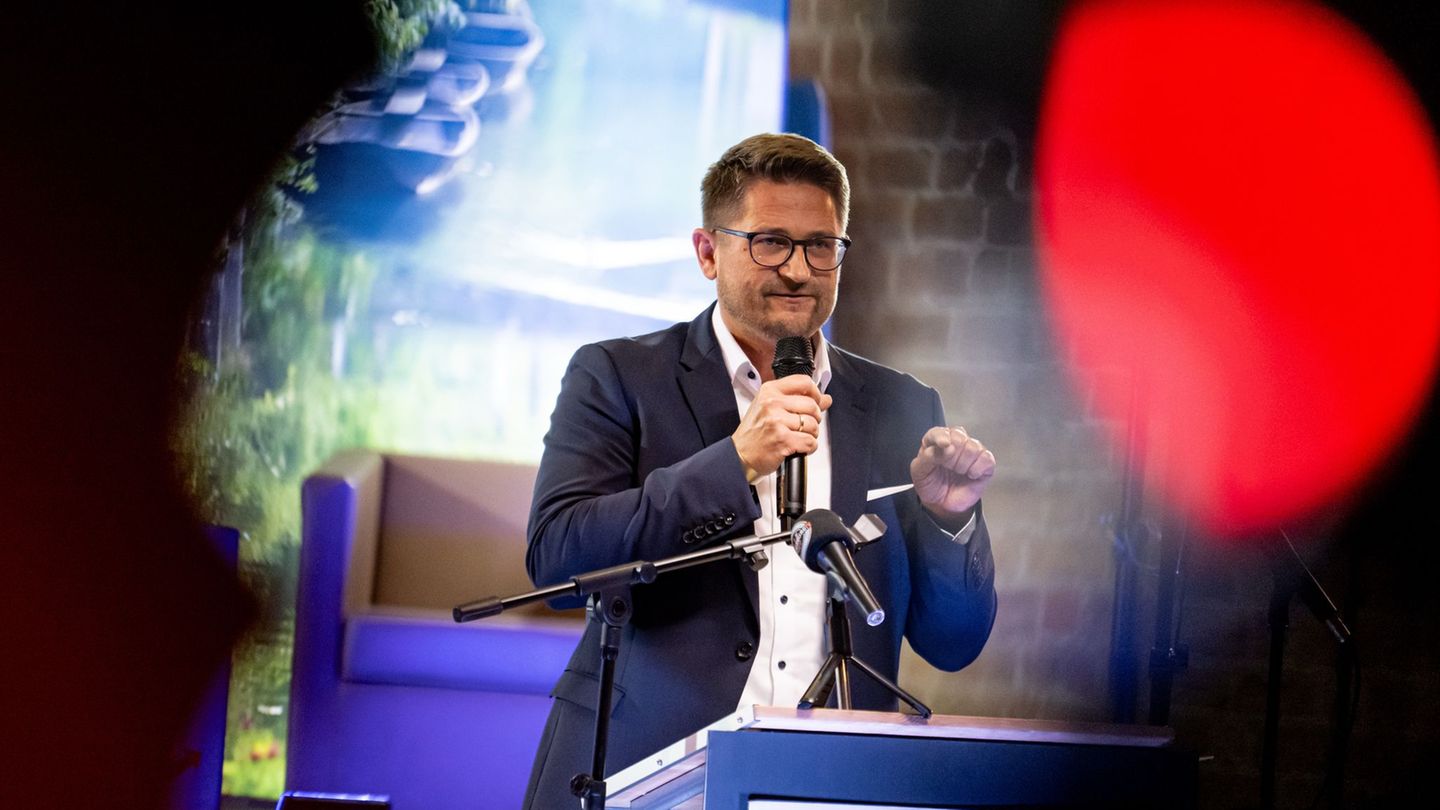 Der AfD-Landesvorsitzende René Springer macht Wahlkampf vor der Oberbürgermeisterwahl in Brandenburg an der Havel. Foto: Fabian  Der AfD-Landesvorsitzende René Springer macht Wahlkampf vor der Oberbürgermeisterwahl in Brandenburg an der Havel. Foto: Fabian