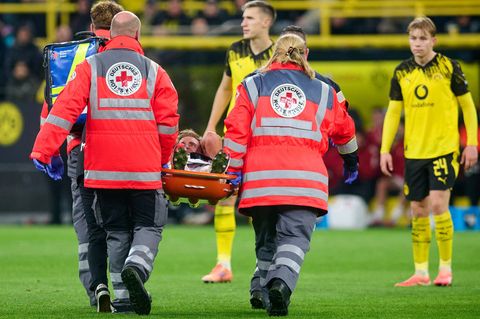 Timo Hübers wird nach seiner schweren Knieverletzung vom Platz getragen. Foto: Bernd Thissen/dpa