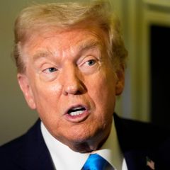 US-Präsident Trump kündigt zusätzliche Zölle gegen Kanada an. Foto: Mark Schiefelbein/AP/dpa